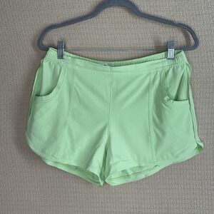 Athleta Light Green shorts Women's Size Medium Stretch Pockets Inseam 3"‎